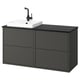 Tocador de bany HAVBÄCK en gris fosc amb taulell negre elegant, lavabo rectangular blanc i aixeta negra mat.