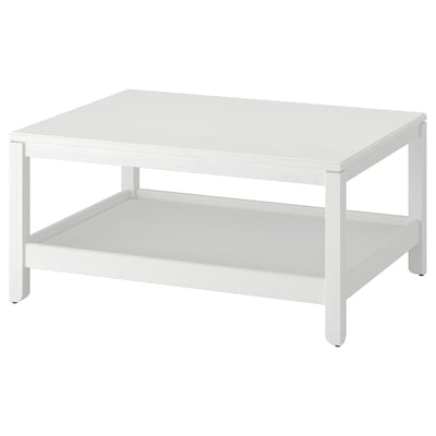 Una taula de centre HAVSTA blanca amb un disseny elegant i un prestatge inferior per a l'emmagatzematge. Està fet de pi massís amb línies netes i una superfície raspallada.