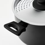 Cassola moderna amb tapa inoxidable perforada i mànec negre; materials d'alta qualitat.