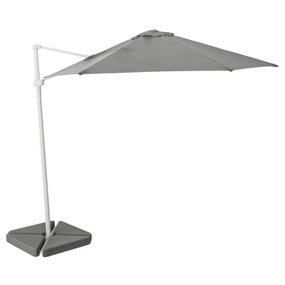 Un para-sol HÖGÖN gris amb base rectangular i disseny ajustable i angular per a l'ombra exterior.