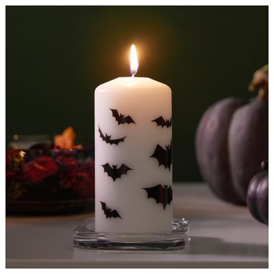 Espelma blanca de temàtica de Halloween amb siluetes de ratpenat negre, forma cilíndrica, metxa de cotó.