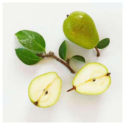 Espelma de vidre transparent HÖSTAGILLE. Cera blanca, metxa de fusta. Disseny rodó i ondulat.