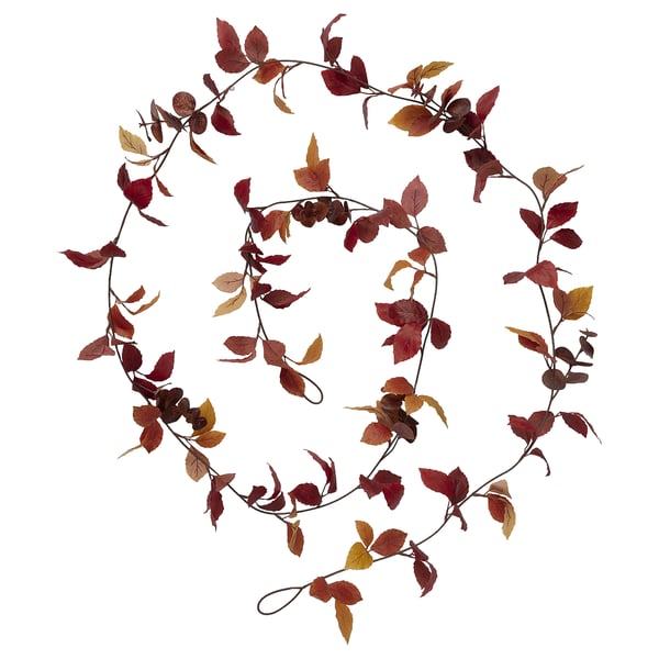 Garlanda reciclada de color tardor, circular, amb fulles vermelles, taronges i grogues.