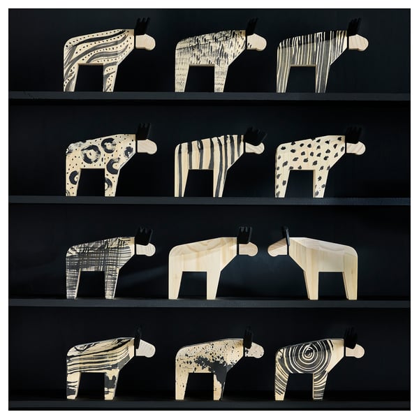 Escultures d'alces de fusta en blanc i negre a les prestatgeries.