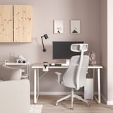 Oficina moderna a casa: escriptori HUVUDSPELARE, cadira ergonòmica, monitor, llum.