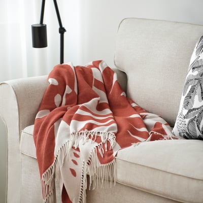 HYLSNEJLIKA llançament, taronja i blanc, teixit jacquard amb flors grans, barreja de polièster suau, forma rectangular amb vores amb serrells.