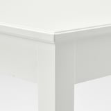 Racó blanc nítid d'un elegant conjunt de menjador. Les línies netes destaquen l'artesania de qualitat.