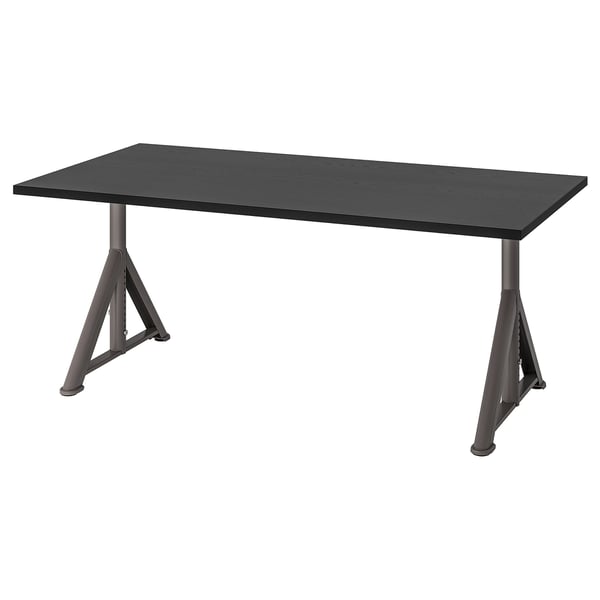 Un escriptori negre d'IDÅSEN amb tapa rectangular i potes metàl·liques.