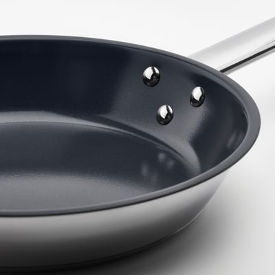 Paella IKEA 365+, interior antiadherent negre, exterior d'acer inoxidable platejat, forma rodona, mànec llarg, apte per a totes les fonts de calor.