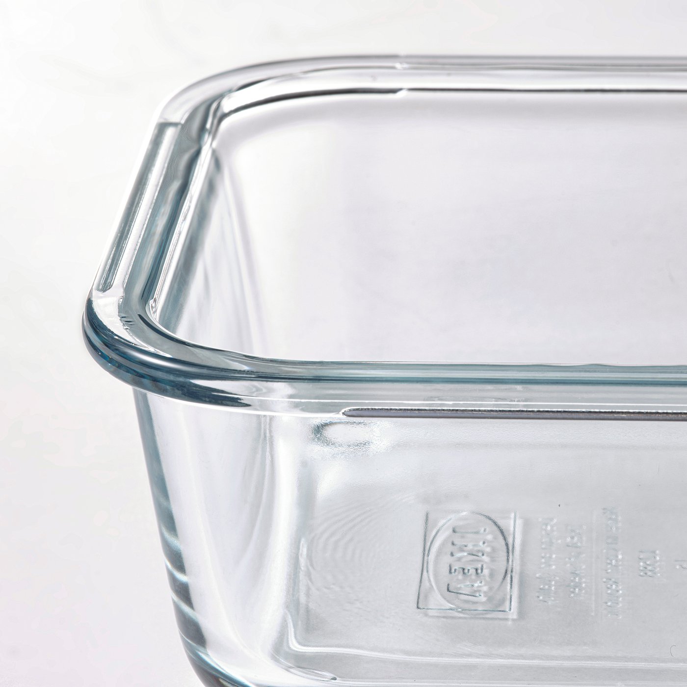 Recipient de vidre transparent i quadrat amb vores arrodonides, que mostra transparència i durabilitat.