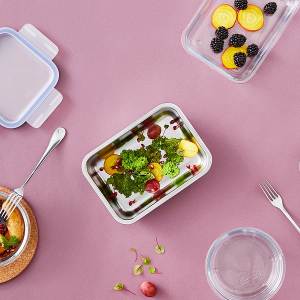 Menjars saludables amb verdures, fruites, recipient d'acer inoxidable.