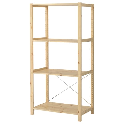 Una prestatgeria d'emmagatzematge IVAR en pi natural. És rectangular, té tres prestatges ajustables i un disseny senzill i robust amb reforços creuats d'acer.