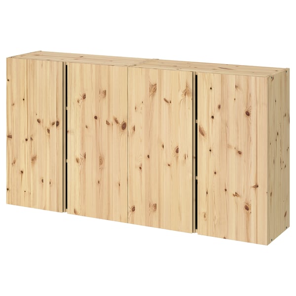 Un magatzem IVAR de fusta de color clar. És rectangular, de tres seccions i prestatges regulables, fabricat en pi massís.