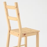 Cadira de fusta amb acabat lleuger, disseny ladderback i construcció robusta. Es mostra sobre un fons llis.