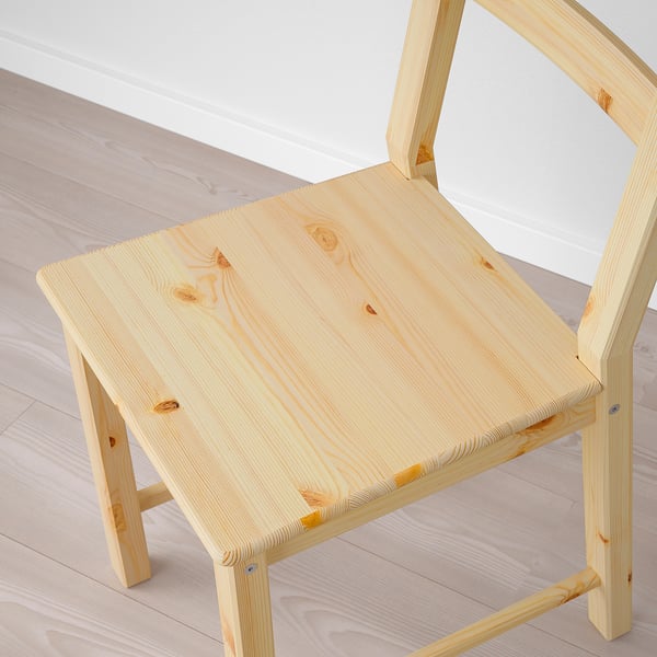 Cadira de fusta natural de disseny senzill i acabat lleuger, amb patrons de gra.