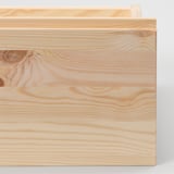 Primer pla de la superfície de fusta llisa i de color clar, que mostra patrons de gra natural i acabat polit.