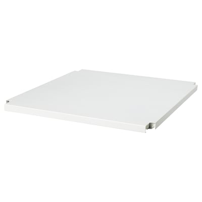Prestatgeria IVAR blanca, de forma rectangular, fabricada en acer amb acabat recobert de pols. Té dos suports metàl·lics per a l'estabilitat.