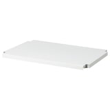 Una sola prestatgeria IVAR blanca d'acer recobert de pols, de forma rectangular sense elements addicionals.