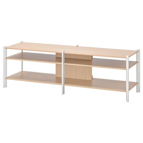 Banc de TV JÄTTESTA amb prestatges de bambú i potes metàl·liques.