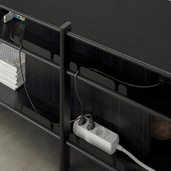 Unitat JÄTTESTA negra amb prestatges de bambú, potes metàl·liques i sistema de gestió de cables.