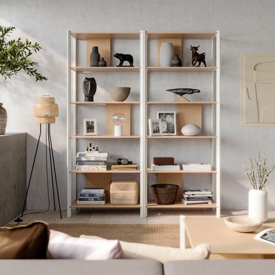 Les prestatgeries elegants de JÄTTESTA mostren llibres, gerros i art a l'habitació moderna.