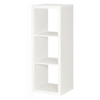 Prestatgeria KALLAX blanca, disseny modern, tres nivells oberts, fabricada en taulers de fibra i taulers de partícules.