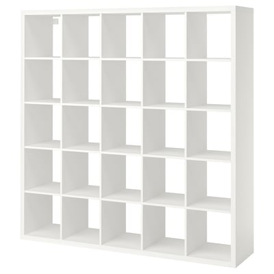 Prestatgeria KALLAX cub blanc. La seva forma quadrada amb múltiples compartiments d'emmagatzematge oberts, ideal per a diversos usos.