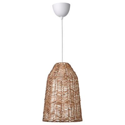 Llum penjant KAPPELAND amb pantalla de rotang natural, amb un estampat d'espiga. La làmpada té forma cònica i penja d'una tassa blanca al sostre.