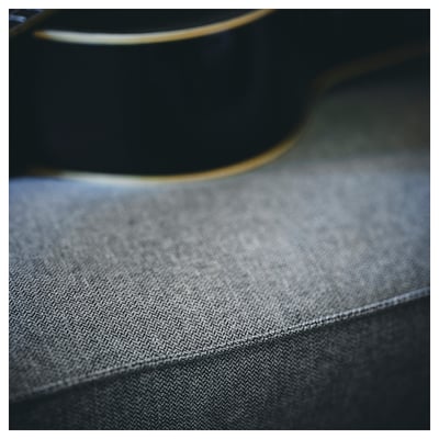 Sofà gris KIVIK de primer pla, teixit suau d'espiga, disseny modern compacte.