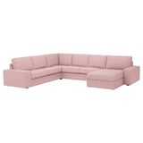 Un sofà seccional KIVIK de color rosa clar amb chaise longue, amb coixins de peluix i un disseny modern.