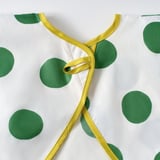 Primer pla del pitet KLADDIG: corbates grogues, lunars verds, teixit suau. Pitet infantil elegant, ajustable i de qualitat.