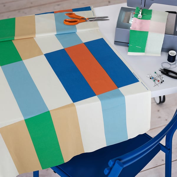 Teixit pretallat de colors a la taula de cosir, patró de quadrícula vibrant de Hannah Wilcox.