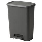 Aquesta imatge mostra un contenidor de pedal de plàstic KNÖCKLA gris amb tapa de tancament suau, dissenyat per a residus o reciclatge.