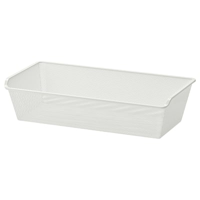 Una cistella d'emmagatzematge de malla blanca anomenada KOMPLEMENT. És rectangular, fabricat en acer, i té un disseny fresc i airejat.