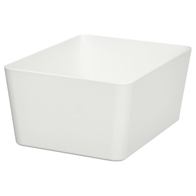 Una caixa d'emmagatzematge KUGIS, de color blanc, fabricada amb plàstic pet reciclat. Té una forma rectangular i un disseny suau, ideal per organitzar objectes petits.