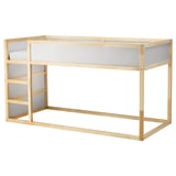 Una llitera de fusta clara ikea KURA en acabat natural, pensada per als nens.