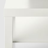 Escriptori blanc modern i nítid amb línies netes i superfícies llises, que forma part de la sèrie IKEAS LACK.