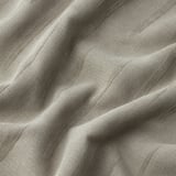 Primer pla de cortines de polièster reciclat amb textura, que mostren un estampat subtil i una qualitat de teixit llis.