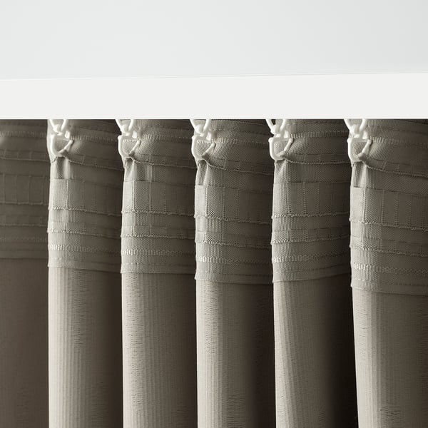 Les cortines amb ganxos blancs, que ofereixen privacitat i insonorització, pengen perfectament.