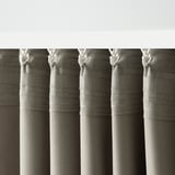 Les cortines amb ganxos blancs, que ofereixen privacitat i insonorització, pengen perfectament.