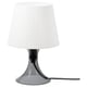 LAMPAN: llum blanca portàtil moderna amb base platejada elegant, peces de plàstic, pantalla cilíndrica per a una il·luminació acollidora.