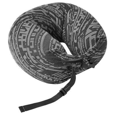 Un coixí de coll negre i gris LÅNESPELERE. Té una forma circular amb banda i sivella ajustables, dissenyada per a la comoditat i el suport.