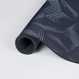Coixinet de ratolí negre enrotllat amb disseny estampat blanc. Part superior de polièster reciclat, part inferior de goma adherent, superfície llisa per a un joc precís.