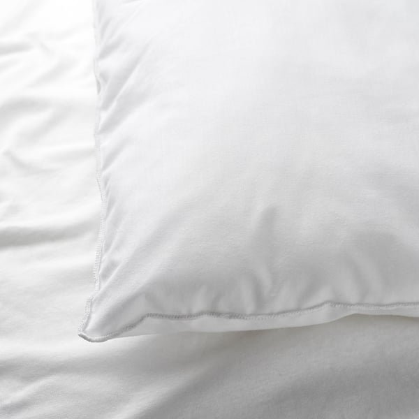Primer pla d'una funda de coixí suau i blanca en perfecte estat, que mostra un teixit llis i costures precises.