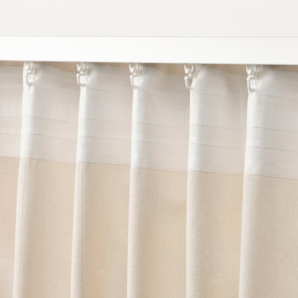 Cortines blanques amb cinta de capçalera per penjar-les fàcilment. Les cortines pengen perfectament amb un teixit lineal, adequat per a la privadesa i el control de la llum del dia.