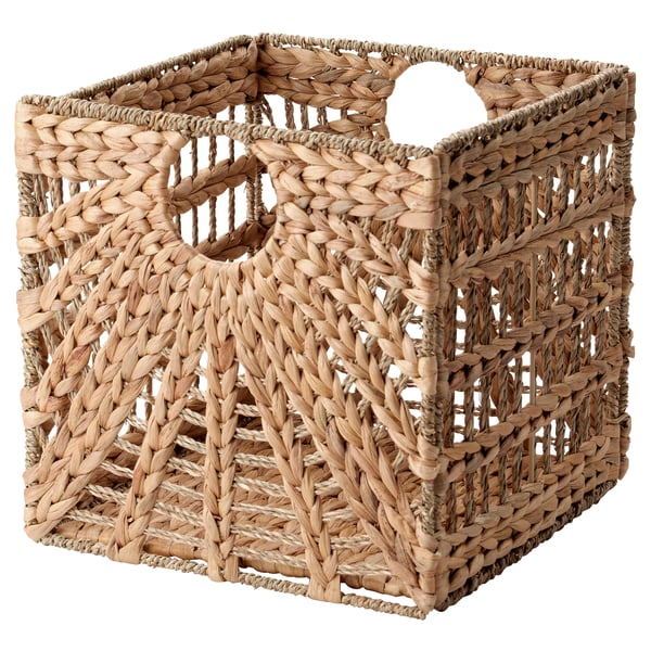 Una cistella rectangular teixida anomenada LUSTIGKURRE, de color natural, amb nanses i un disseny airejat.
