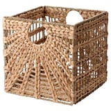 Una cistella rectangular teixida anomenada LUSTIGKURRE, de color natural, amb nanses i un disseny airejat.