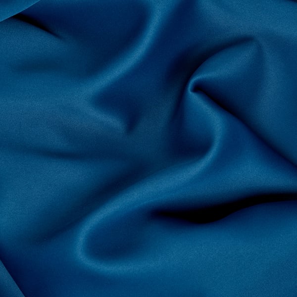Cortines de color blau fosc, textura suau i rica, amb plecs subtils, aspecte luxós, tacte de teixit de peluix.