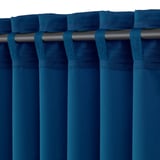 Cortines de color blau intens amb plecs de butxaca de vareta per penjar, que ofereixen privacitat que bloqueja la llum.