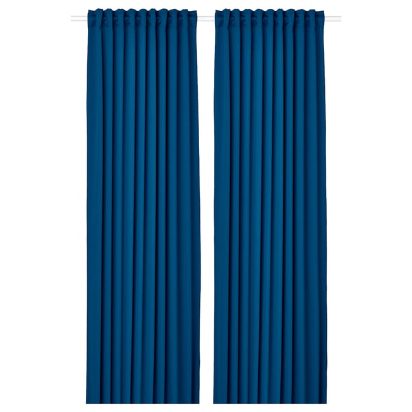 Dues cortines bloquejades MAJGULL de color blau fosc pengen rectes, amb una textura suau i un disseny senzill, ideals per a la privacitat i el control de la llum.